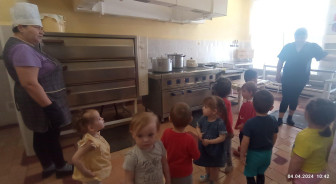 Экскурсия группы раннего возраста «Белочка» -«Наша кухня».