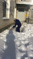 Дворники борются со снежными заносами в детском саду Дворники борются со снежными заносами в детском саду.