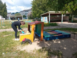 В детском саду покрасили игровое оборудование на прогулочных участках В детском саду покрасили игровое оборудование на прогулочных участках.