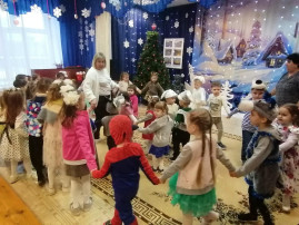 Сегодня в детском саду прошло "Прощание с новогодней елочкой" Сегодня в детском саду прошло "Прощание с новогодней елочкой".