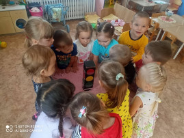 Светофорик в гостях у ребят младшей группы Светофорик в гостях у ребят младшей группы.