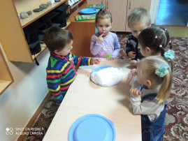 В младшей группе "Гномик" знакомятся во свойствами снега. В младшей группе "Гномик" знакомятся во свойствами снега.