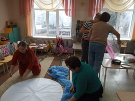 Мастер-класс с родителями по превращению зонтов в медуз Мастер-класс с родителями по превращению зонтов в медуз.